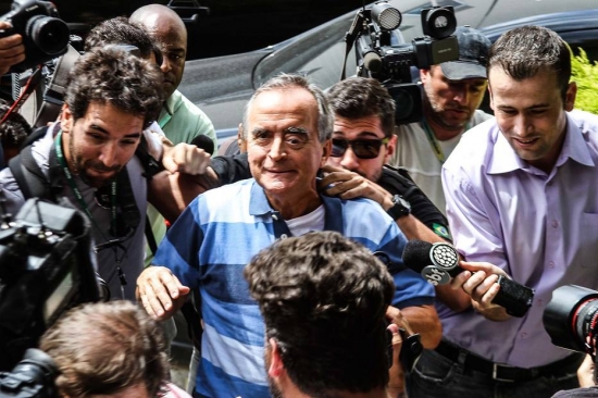 O ex-diretor da Petrobrás Nestor Cerveró chega ao IML de Curitiba. Foto: Vagner Rosário/Futura Press