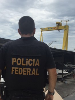 Políciais federais durante buscas na Operação Lava Jato, em estaleiro da Keppel Fels / Foto: Divulgação