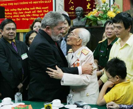 O ex-presidente Lula cumprimenta o general Giap, lendário comandante vietnamita, com a presidente Dilma Rousseff ao fundo