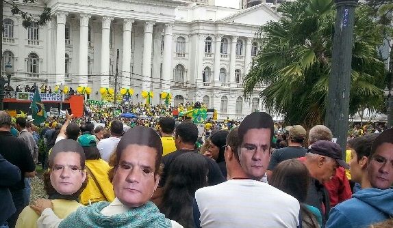 10 mil máscaras do juiz federal Sérgio Moro foram distribuídas na manifestação em Curitiba, terra da Lava Jato; 200 mil protestaram / Foto: Ricardo Brandt/Estadão