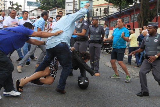 Militantes a favor e contra o ex-presidente Lula brigam na avenida Getúlio Vargas, no bairro Baeta Neves, em São Bernardo do Campo (SP). Foto: Clayton de Souza/Estadão