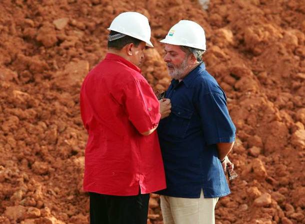 O presidente Luiz Inácio Lula da Silva (d) e o ex-presidente da Venezuela, Hugo Chávez, morto em 2013, na Refinaria Abreu e Lima, no Porto de Suape, em Pernambuco em 26 de março de 2008 / Foto: Ed Ferreira/AE