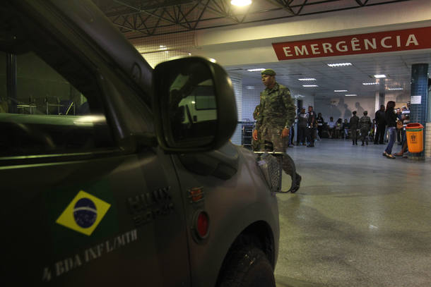 Carro da Força Nacional no Rio
