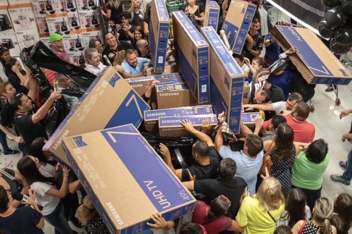 Consumidores disputam TVs em promoção durante a Black Friday. Foto: Sebastião Moreira/EFE