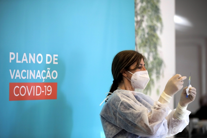 Enfermeira durante vacinação contra covid-19 em São José das Matas, Portugal. Foto: EFE/EPA/PAULO CUNHA