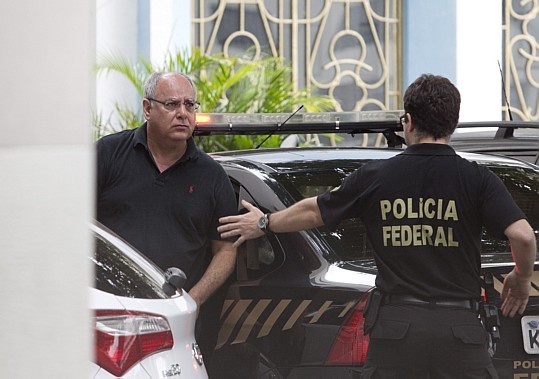 Renato Duque é levado à sede da PF no Rio - Foto: Márcia Foletto/Agência O Globo