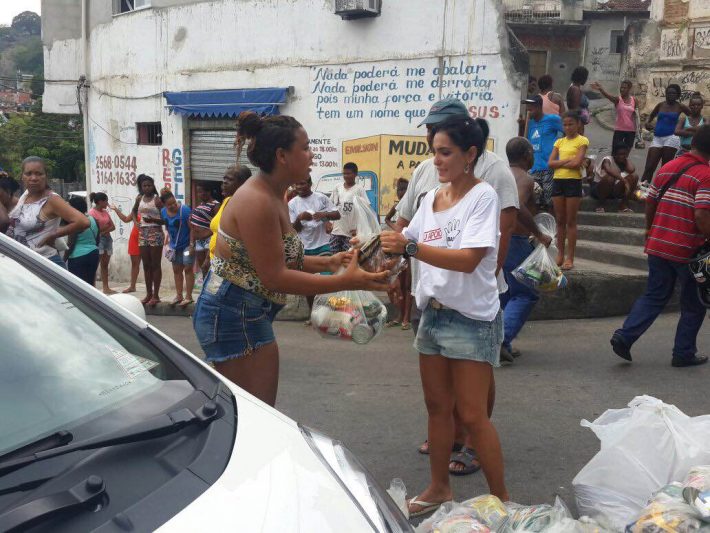Luciana doou cestas básicas com o dinheiro arrecadado na vaquinha. Foto: Arquivo Pessoal