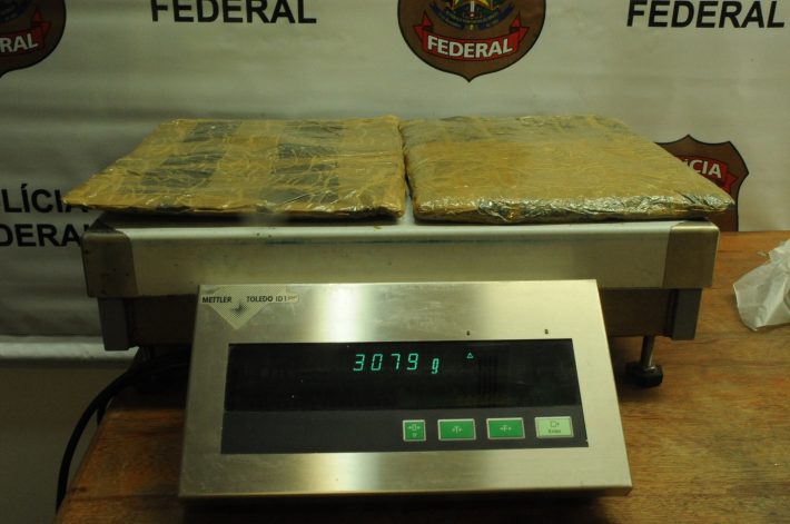 PF achou pacotes com 3 quilos de cocaína. Foto: PF 