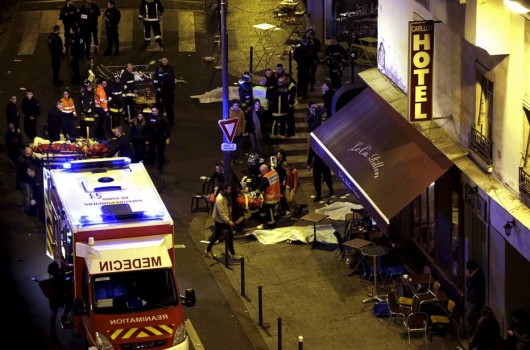 Em uma noite de pânico e terror, atentados simultâneos atingiram na sexta-feira, 13, pontos distintos de Paris e deixaram pelo dezenas de mortos e centenas de feridos. Foto: Philippe Wojazer/Reuters 