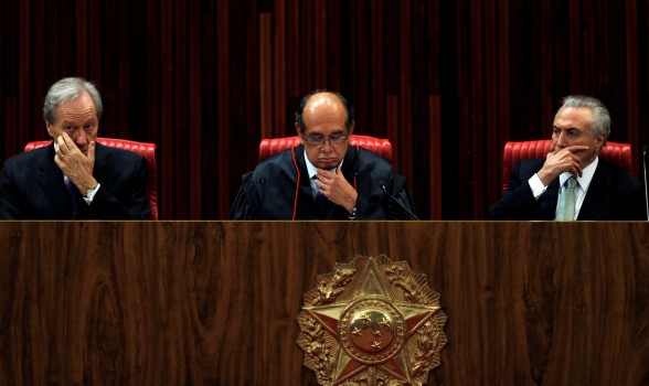 Na solenidade, o ministro estava sentado entre o presidente do STF, Ricardo Lewandowski, e de Temer . Foto: Paulo Whitaker/Reuters
