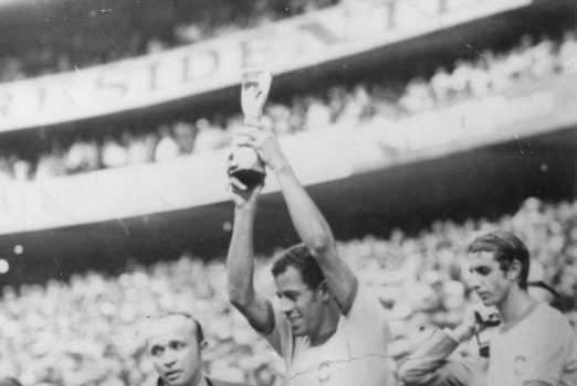 Carlos Alberto Torres ergue a taça Jules Rimet na Copa de 70. Foto: Arquivo AE