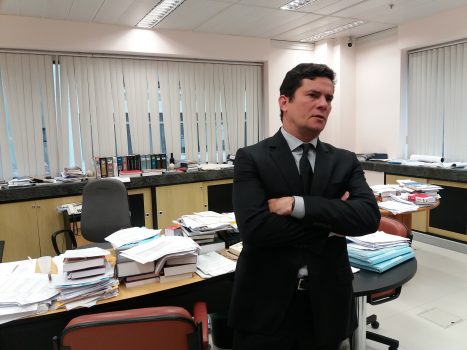 O juiz Sérgio Moro, em seu gabinete na Justiça Federal, em Curitiba / Fotos: Ricardo Brandt/Estadão