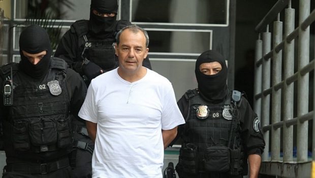 Sérgio Cabral chega ao IML em Curitiba, em 10 de dezembro. Foto: Rodrigo Felix/Gazeta do Povo
