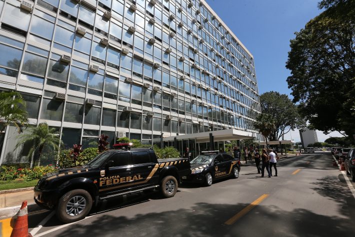 Policiais fazem buscas no Ministério da Agricultura. Foto: Dida Sampaio/Estadão