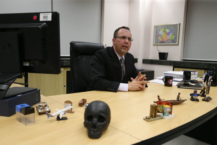 Juiz Marcos Josegrei, da Operação Carne Fraca, em seu gabinete. FOTO GERALDO BUBNIAK / ESTADAO