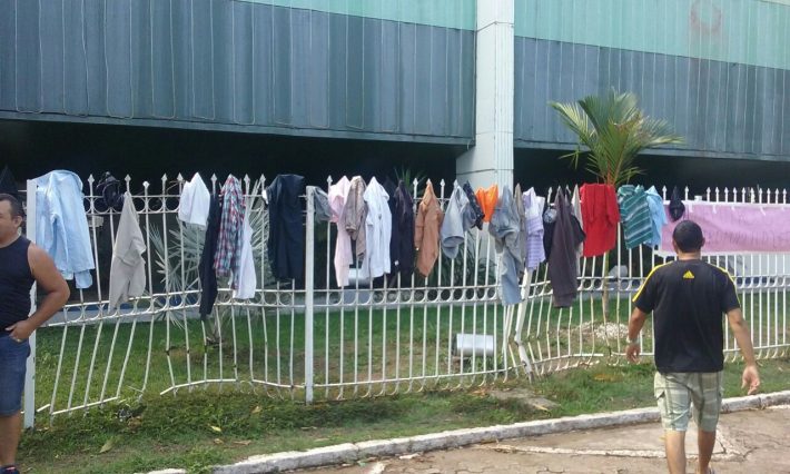 Resultado de imagem para Deputado diz que auxílio paletó de R$ 25 mil no Amapá é para ‘vestuário condigno’