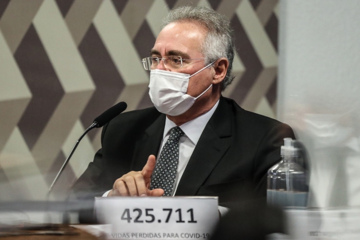 O senador Renan Calheiros (MDB-AL) defende investigação de orçamento secreto durante sessão da CPI da Covid