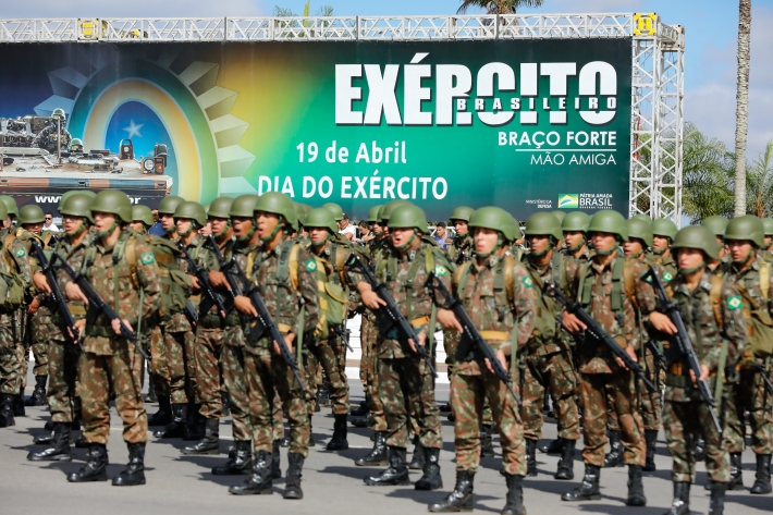 Cerimônia do Dia do Exército nesta terça, 19, na capital federal. Foto: Isac Nóbrega/PR