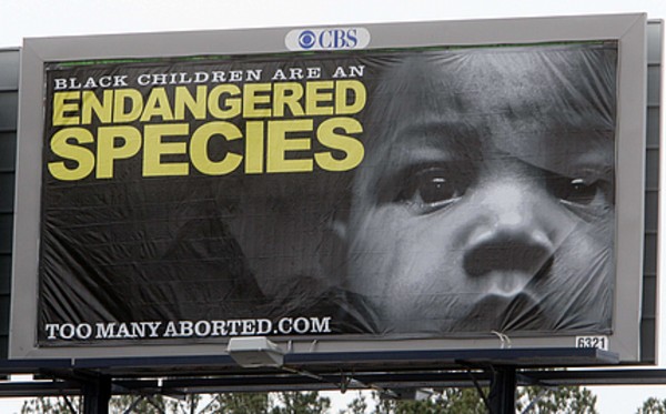 Cartaz vincula aborto a redução da população negra - Associated Press