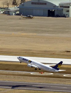 Avião decola de Ibaraki: US$ 220 milhões para um voo. Foto: AP/Kyodo News
