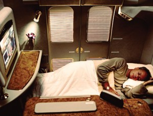 Sortudo dorme em cabine privativa em voo da Emirates - Foto: Divulgação