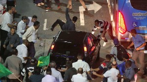 Taxistas atacam carro preto na rua - Foto Alex Silva/Estadão