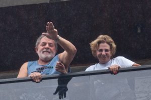 Lula com Marisa na sacada de casa