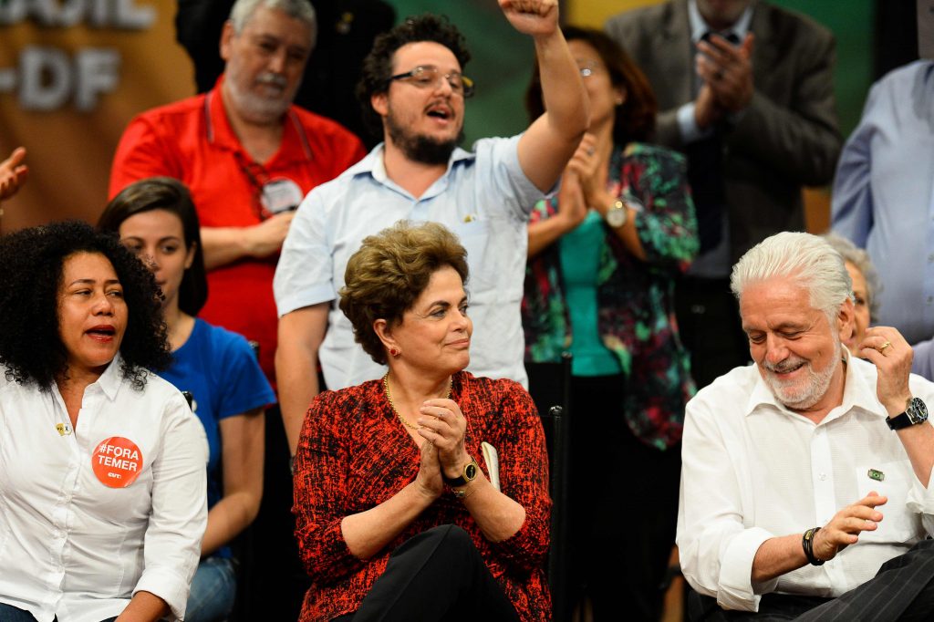 Sem apoio, resta a Dilma aplaudir-se a si mesma