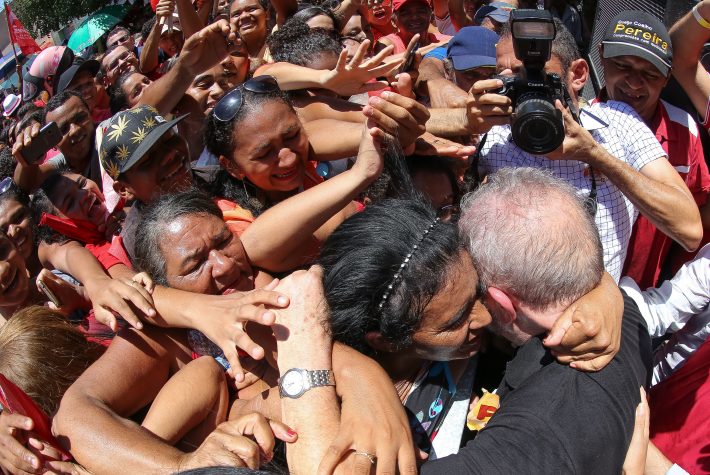 Lula abraça o povo pra se livrar dos braços da lei Foto Ricardo Stuckert