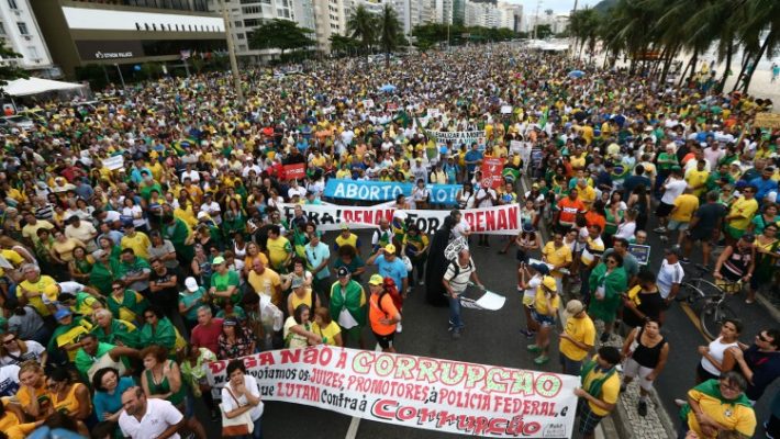 Povo vai à Paulista sob o sol de verão no domingo para exigir protagonismo na politica