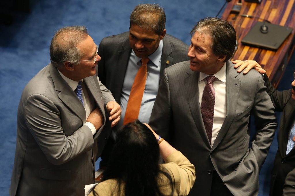 Renan com Eunício confraternizando-se no Senado Foto: André Dusek/Estadão