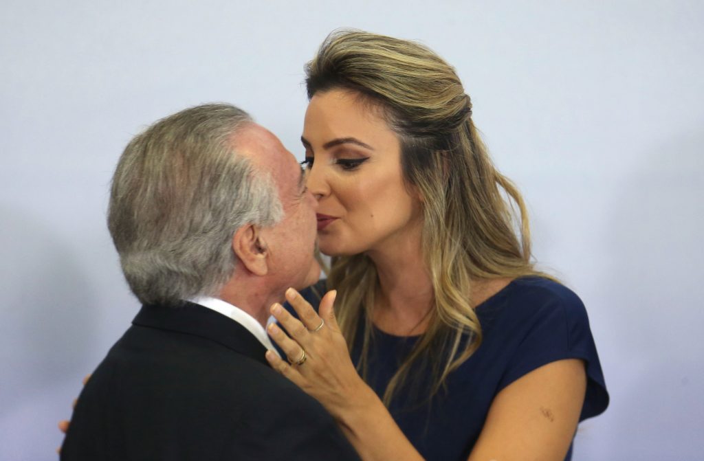 Marcela Temer beija Michel após discurso na festa do dia da mulher Foto: Dida Sampaio/Estadão