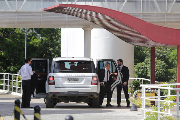 Santana e Moura chegam ao TRE em Salvador para entregar Dilma: Foto Xando Pereira/Agência A Tarde