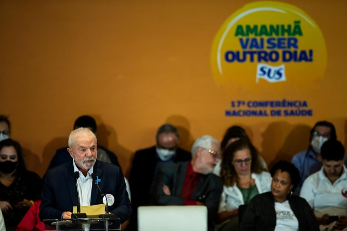 O ex-presidente Lula fala ao microfone