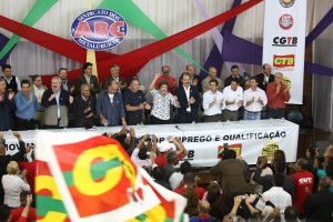 Dilma é saudada, aolado de Mercadante, em ato no sindicato dos metalúrgicos de São Bernardo