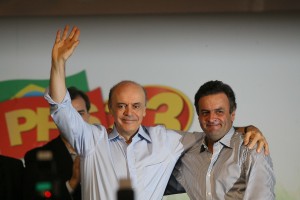 O pré-candidato tucano abraça o ex-governador de Minas na festa do PSDB em Brasília